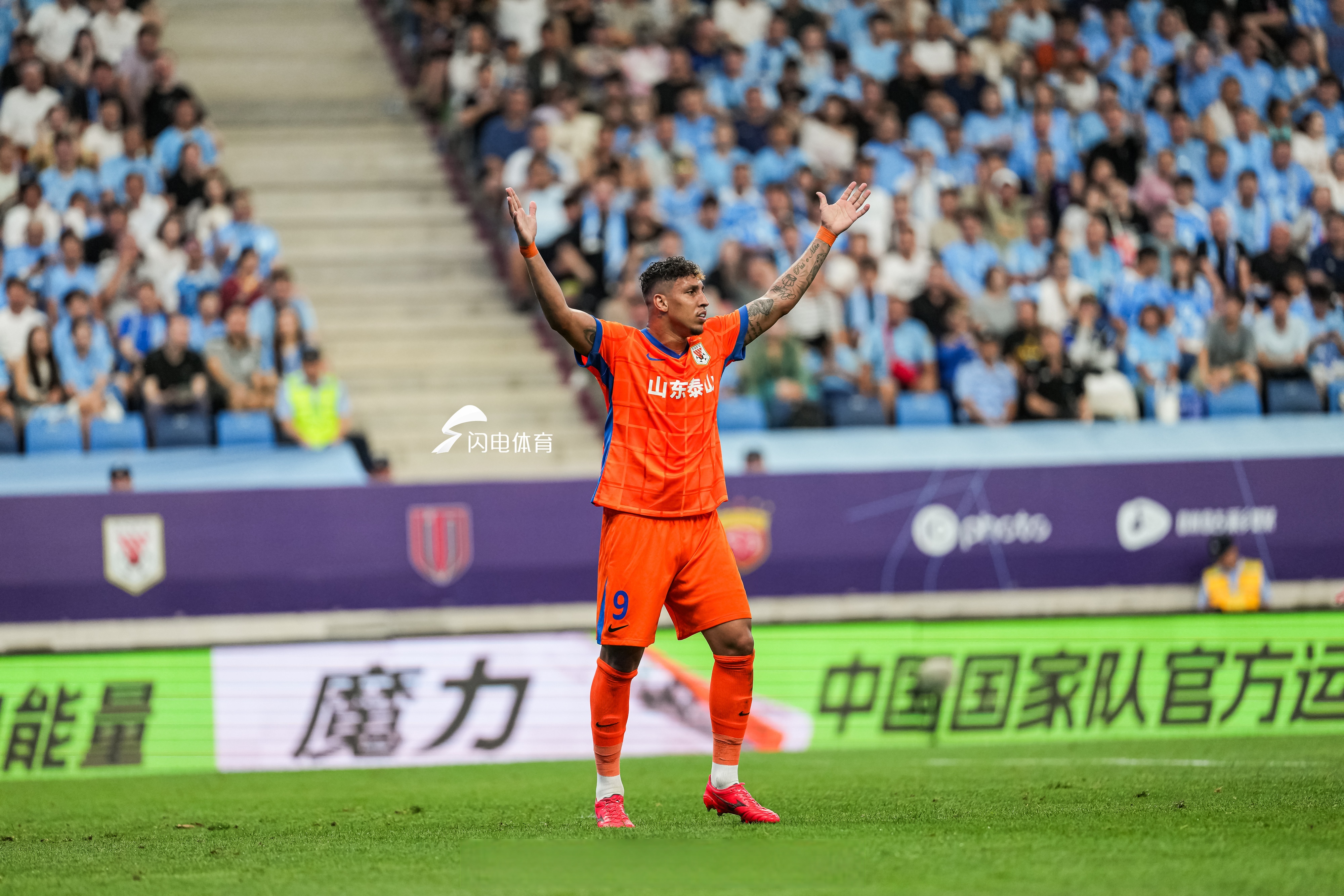 关于瓦伦西亚门将神扑封神，客战终结连胜的信息