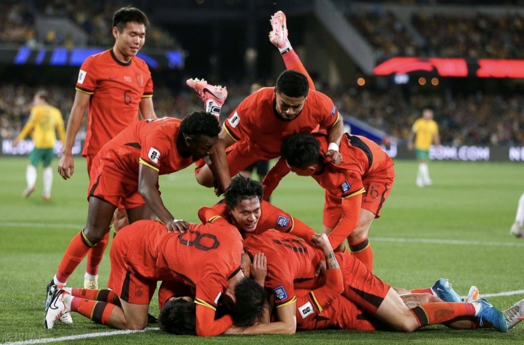 争夺激烈！球员拼尽全力拼抢每个球的简单介绍