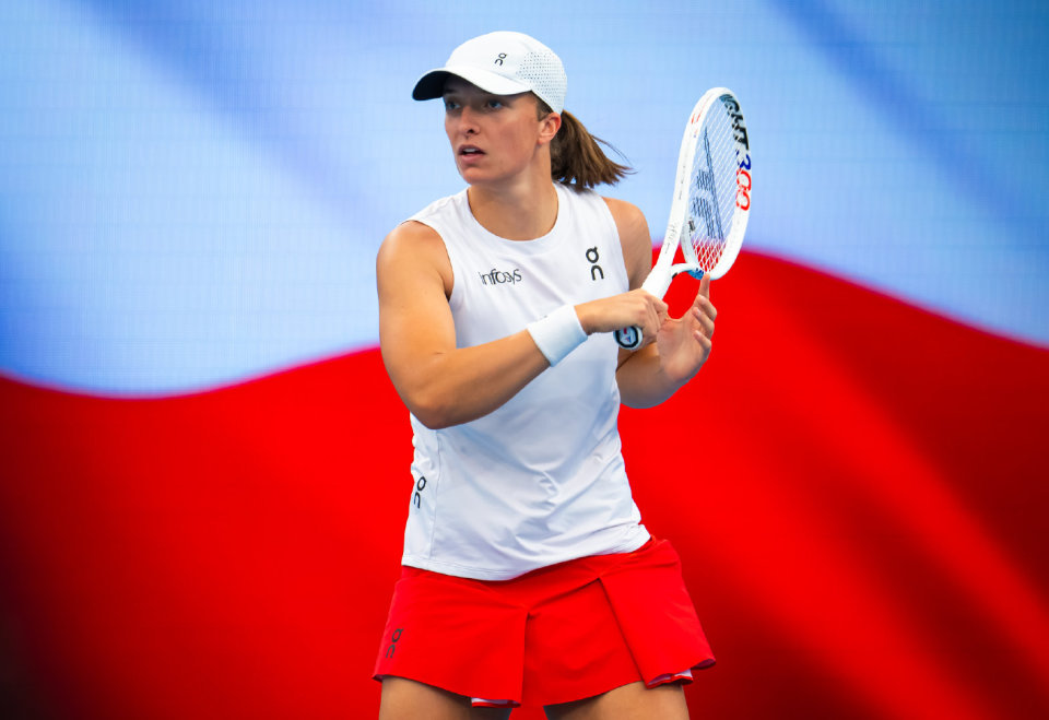 包含波兰运动员刷新最快记录，跻身榜首的词条