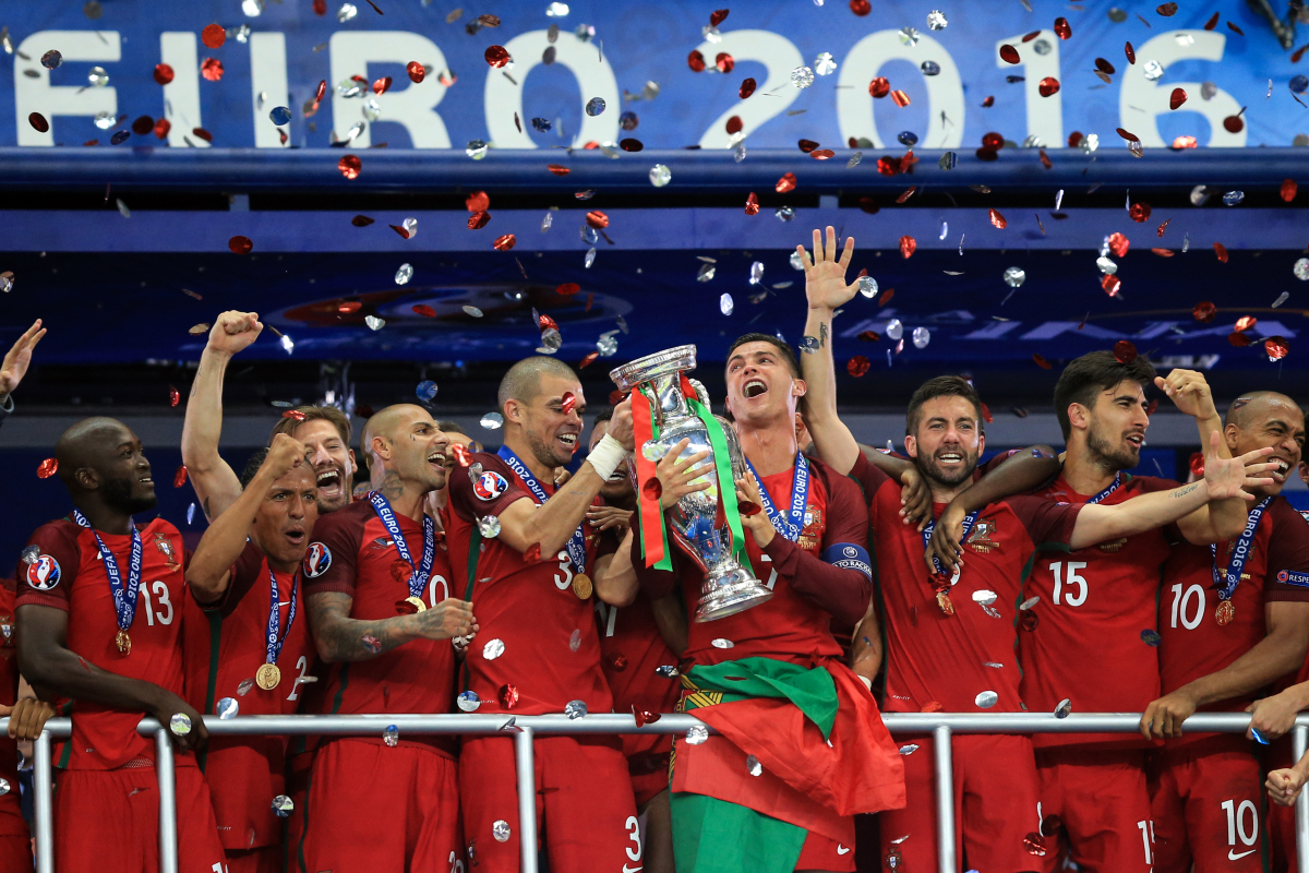 包含荷兰劲旅备战欧冠资格赛，角逐胜利的豪门的词条