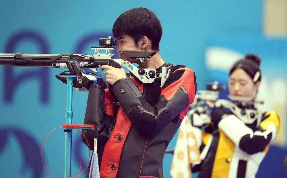 英国选手脱颖而出，夺得射击比赛冠军