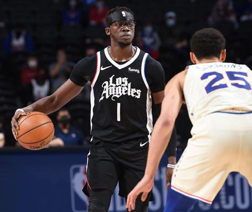 包含江苏队完胜湖人，西亚卡姆状态火热的词条